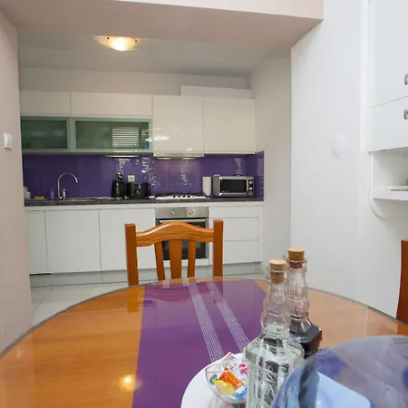 Komfortable Mit Terrasse In Bidol