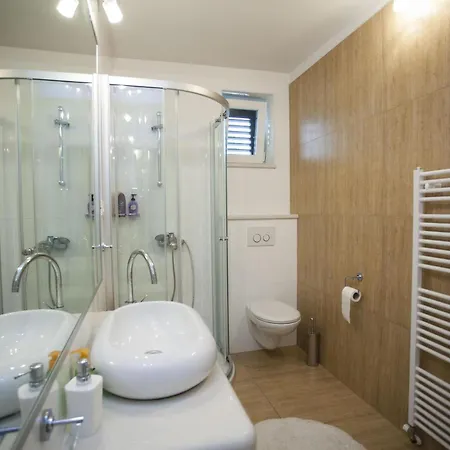 Komfortable Mit Terrasse In Bidol Apartment Makarska