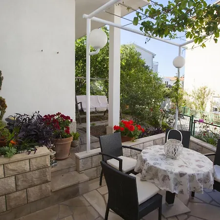 Apartment Komfortable Mit Terrasse In Bidol *