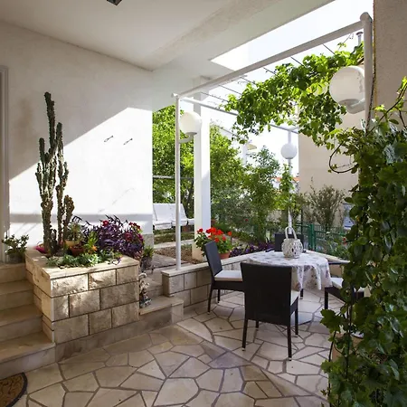 Komfortable Mit Terrasse In Bidol Makarska