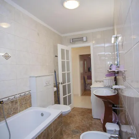 Komfortable Mit Terrasse In Bidol Apartment
